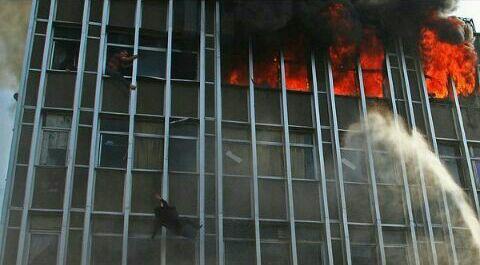 عکس/خارج کردن مردم از ساختمان پلاسکو به شکل پرش روی تشک بادی