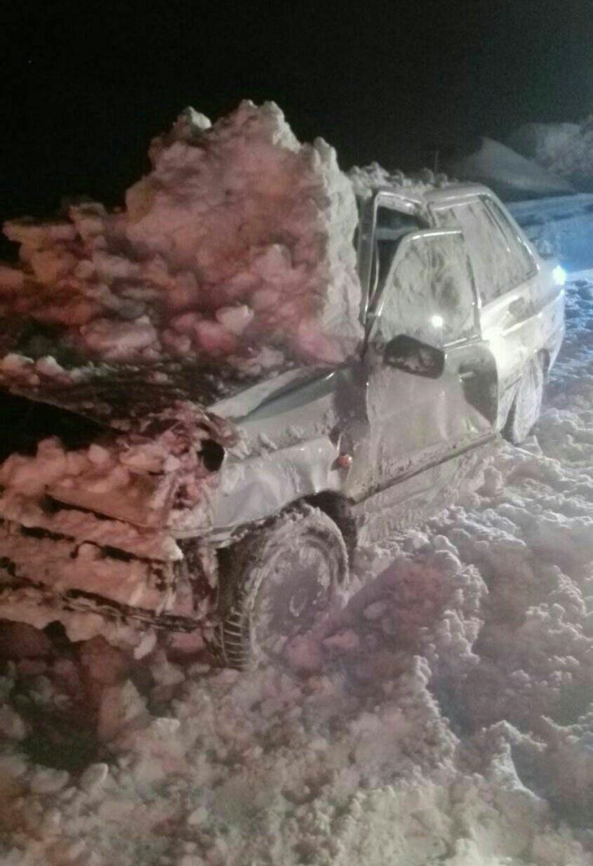 عکس/سقوط بهمن روی پراید در جاده چالوس
