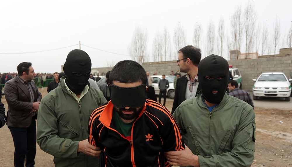 تصاویر : اجرای حکم اعدام دو سارق مسلح در مشهد