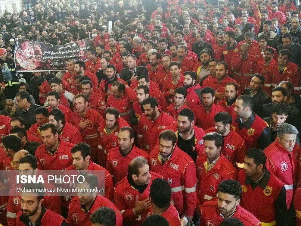 عکس/پلاسکو/حضور آتشنشانان در مراسم تشییع هم قطارانشان در مصلای تهران
