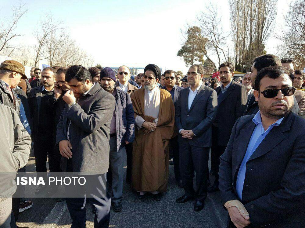 عکس/حضور وزیر اطلاعات و وزیر بهداشت درمراسم بدرقه ی شهدای آتش نشان در مصلای تهران