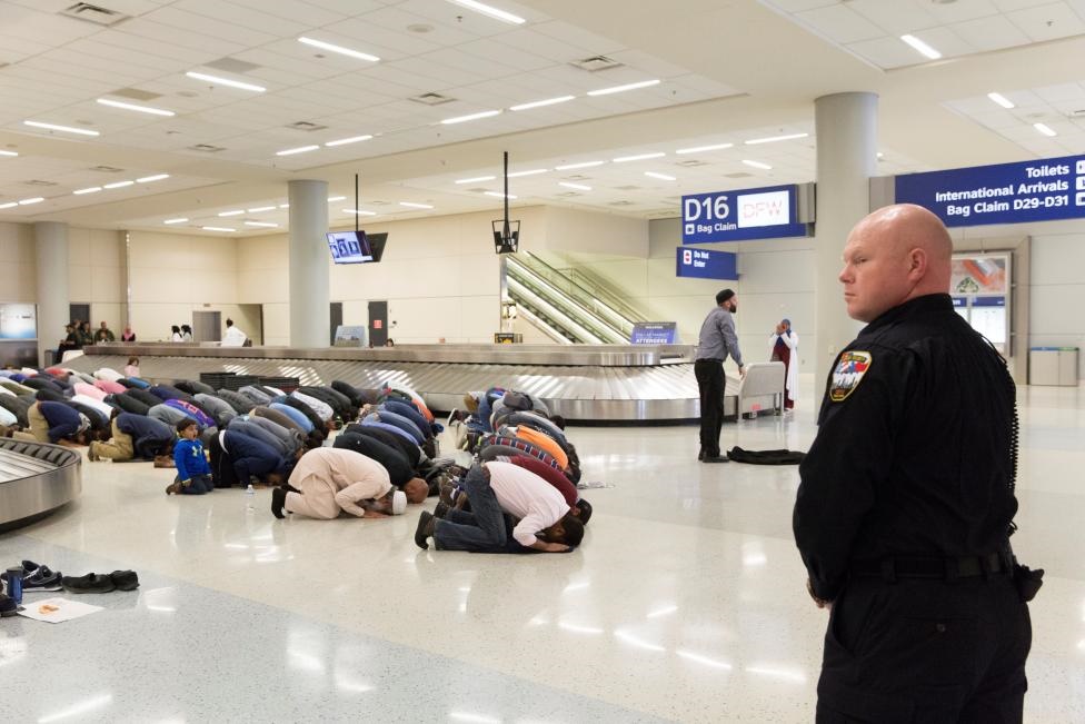 عکس/نماز جماعت در فرودگاه آمریکا