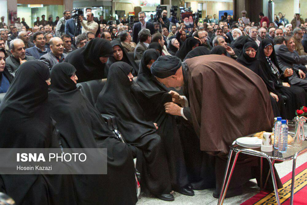 عکس/بوسه محمود دعایی بر چادر همسر هاشمی در حاشیه گرامیداشت سالگرد ورود امام خمینی به کشور