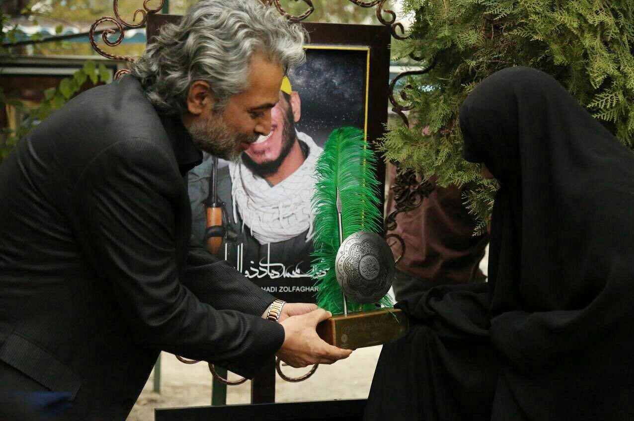 تصاویر مرحوم حسن جوهرچی بر سر مزار شهدای مدافع حرم