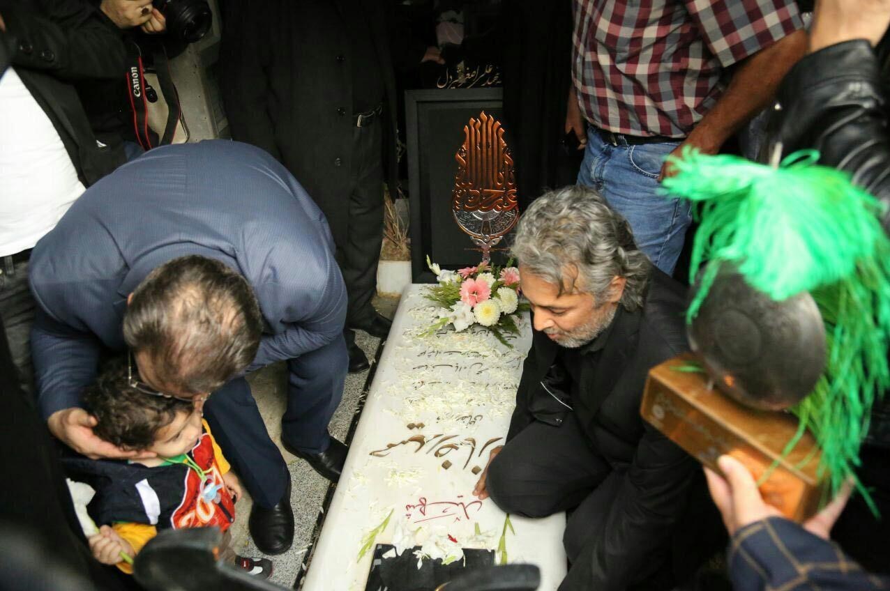 تصاویر مرحوم حسن جوهرچی بر سر مزار شهدای مدافع حرم