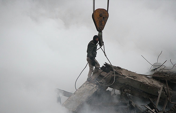 تصاویر : ادامه عملیات جستجوی پیکر شهدای آتشنشان