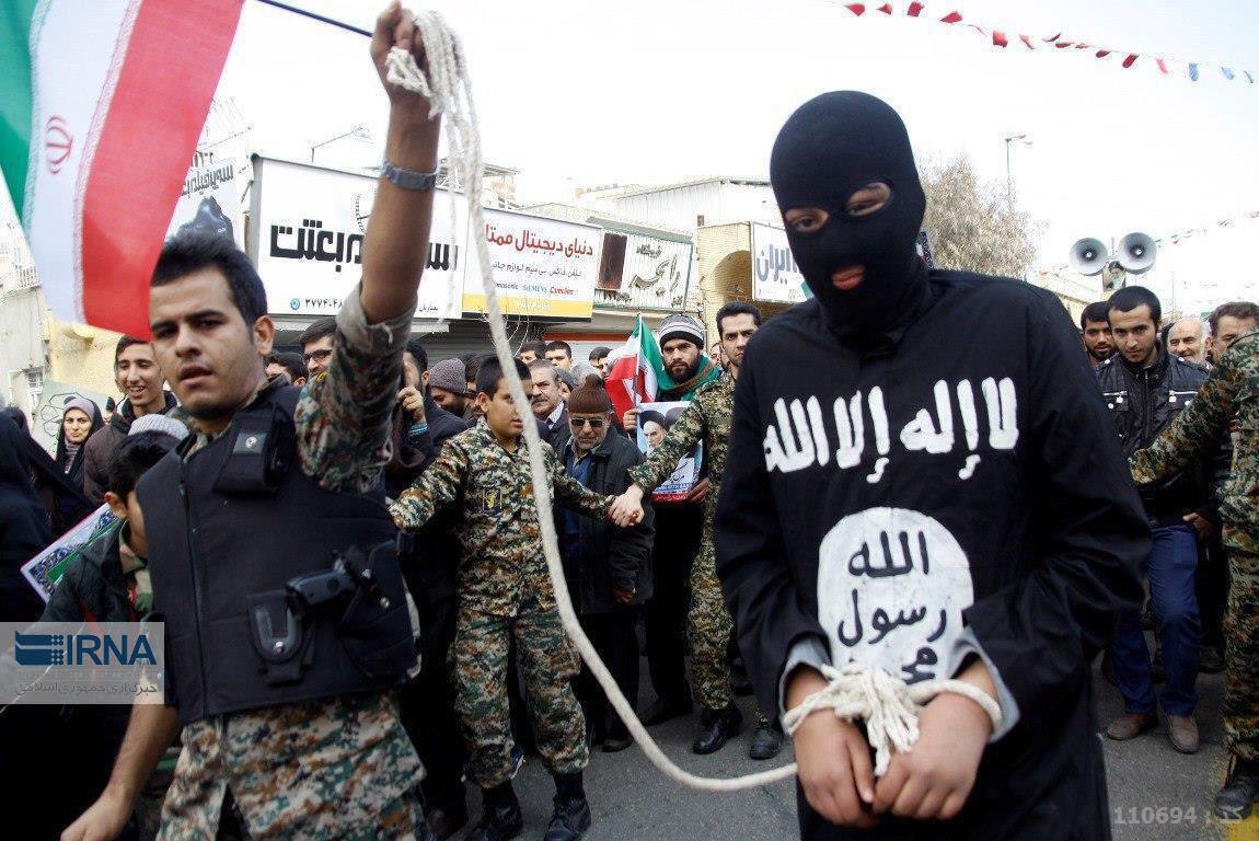 عکس/نمایش دستگیری یک داعشی در راهپیمایی 22 بهمن مردم قم