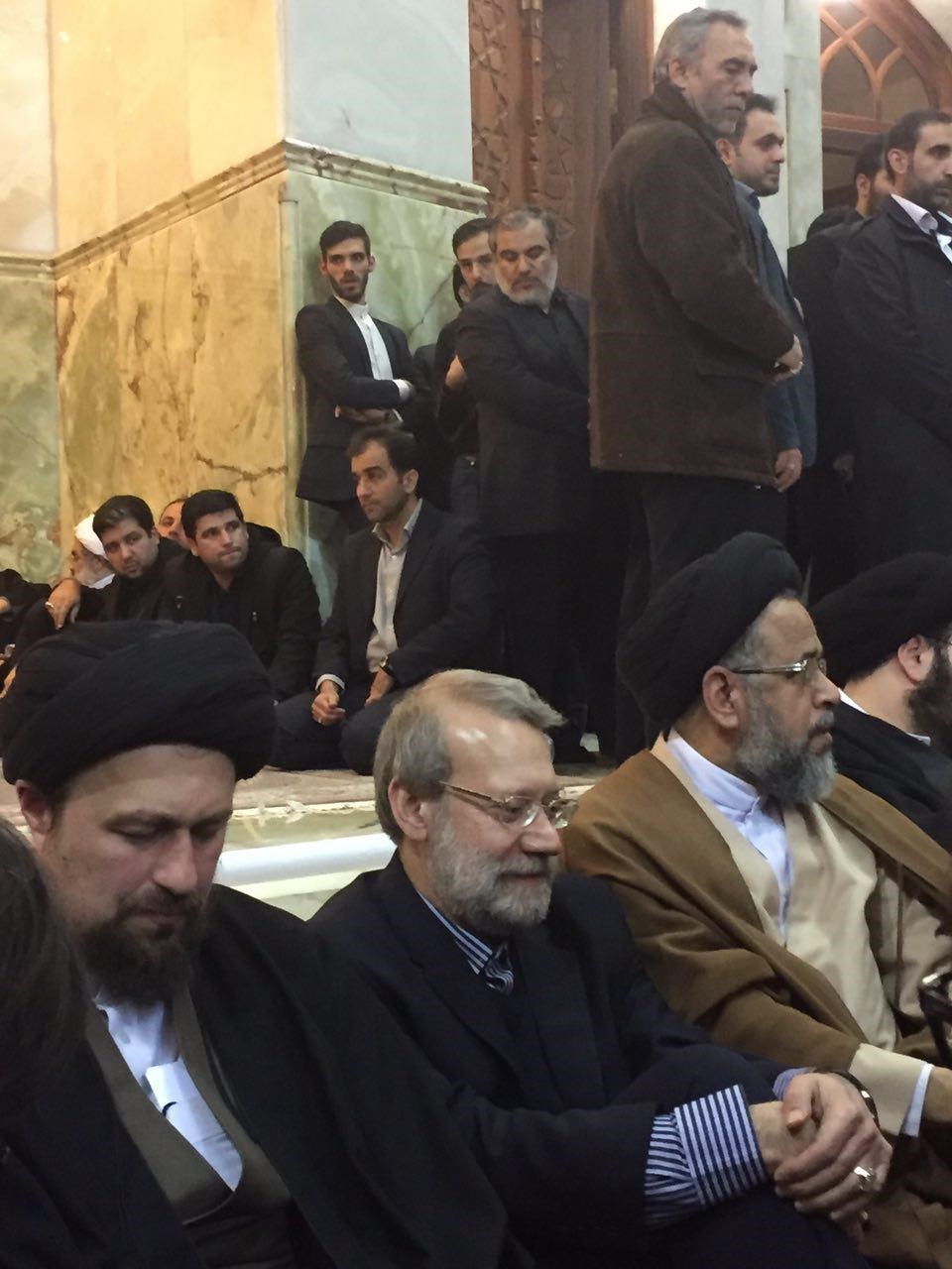 عکس/هم‌نشینی علی لاریجانی، سیدحسن خمینی و وزیر اطلاعات در مراسم چهلم آیت‌الله هاشمی