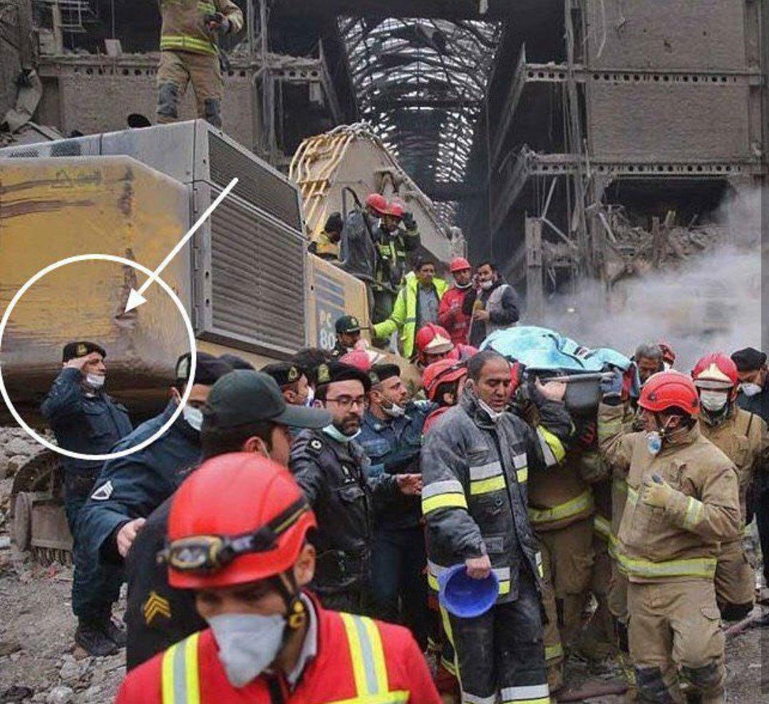 عکس/احترام نظامی پلیس به پیکر آتشنشان تازه پیدا شده