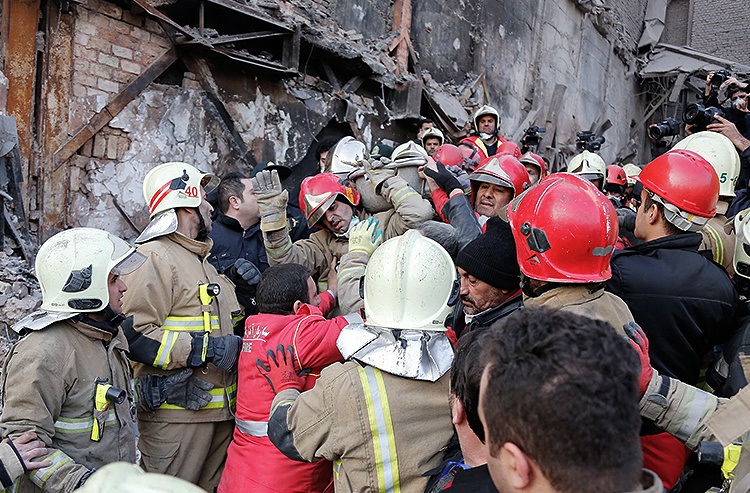 تصاویر : خروج آتش نشانان از زیر آوار های پلاسکو