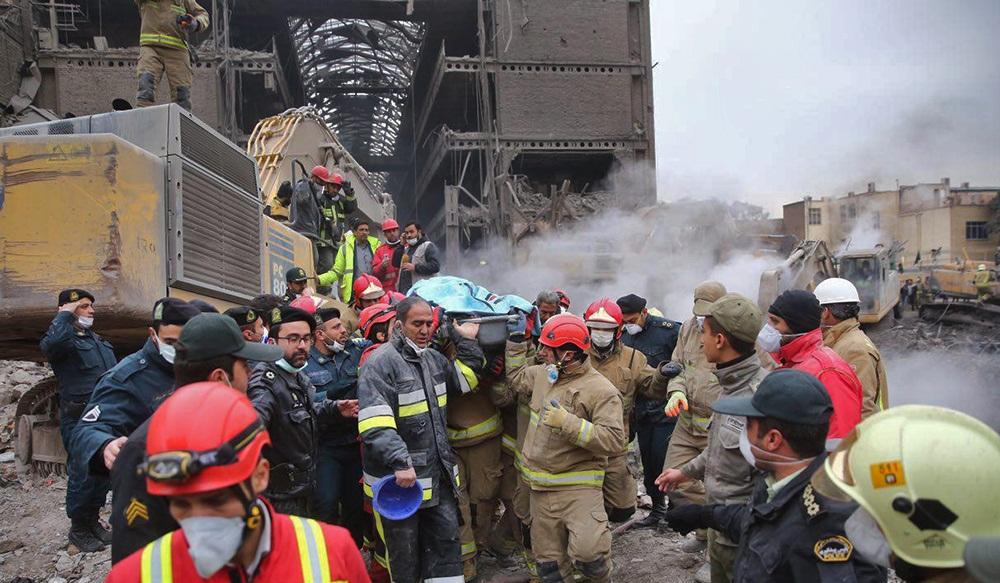 تصاویر : خروج آتش نشانان از زیر آوار های پلاسکو