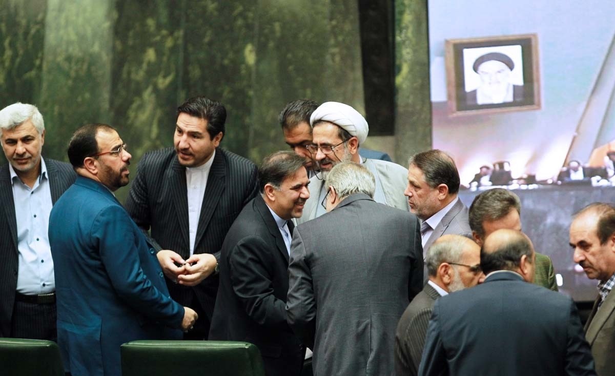 عکس/خوش و بش آخوندی با نمایندگان در جلسه استیضاحش