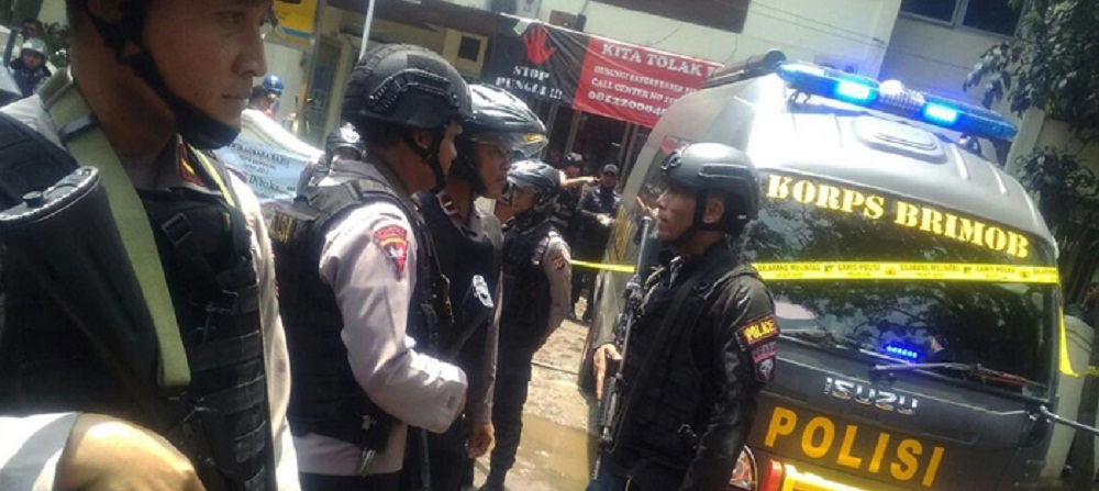 تصاویر : بمبگذار در محاصره پلیس اندونزی