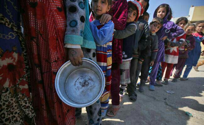 عکس/کودکان آواره عراقی در صف دریافت غذا در موصل