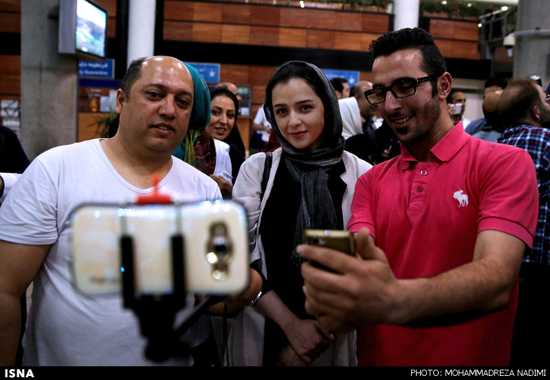 سلفی با ترانه علیدوستی در فرودگاه امام/ عکس