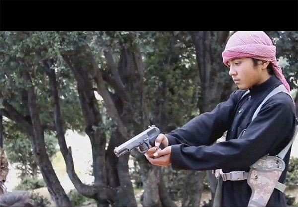 انتشار ویدئوی داعش از اعدام «جاسوس طالبان» توسط یک نوجوان + تصاویر
