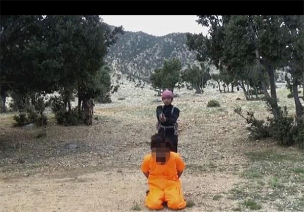 انتشار ویدئوی داعش از اعدام «جاسوس طالبان» توسط یک نوجوان + تصاویر