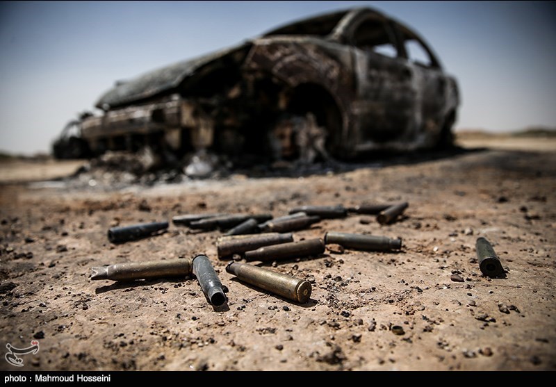 آثار به جا مانده از حمله به کاروان داعش در استان الانبار