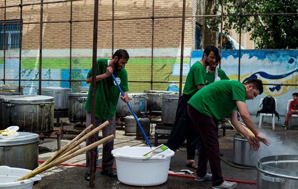 تصاویر : پخت و توزیع 14 تن آش نذری در کرج
