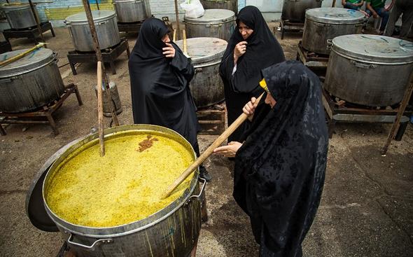 تصاویر : پخت و توزیع 14 تن آش نذری در کرج