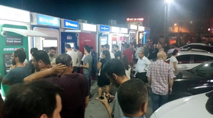 تصاوير: هجوم مردم ترکیه به خودپردازهای بانکی بعد از کودتای نافرجام