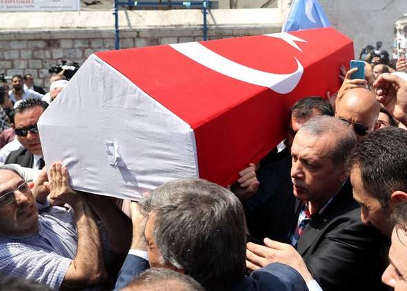 تصاویر : اردوغان زیر تابوت قربانیان کودتا