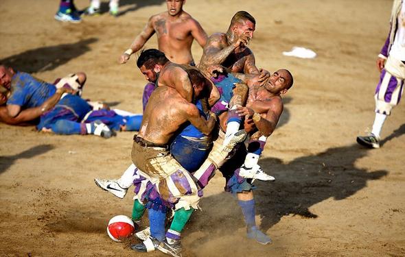 تصاویر : مسابقات فوتبال خشن در ایتالیا‎