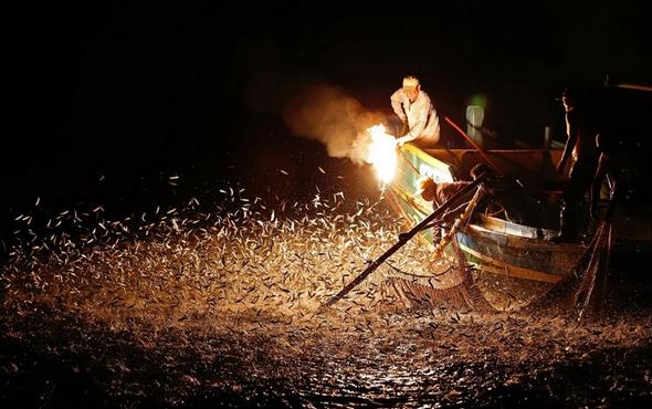 تصاویر : صید ماهی با آتش
