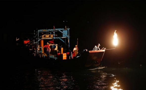 تصاویر : صید ماهی با آتش