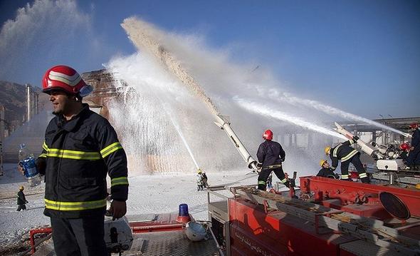 تصاویر : آتش سوزی در پتروشیمی بیستون