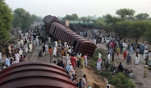 تصاویر : برخورد دو قطار در پاکستان