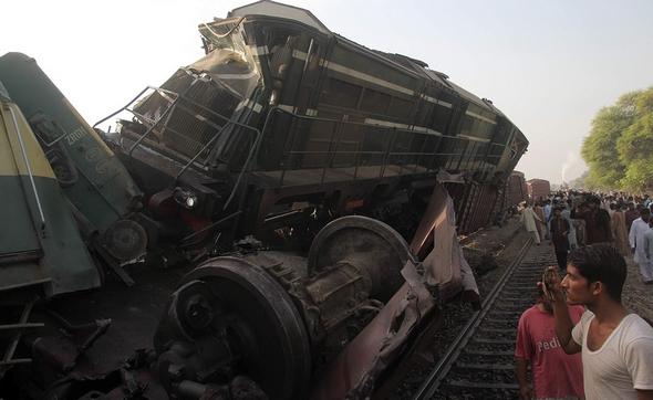 تصاویر : برخورد دو قطار در پاکستان