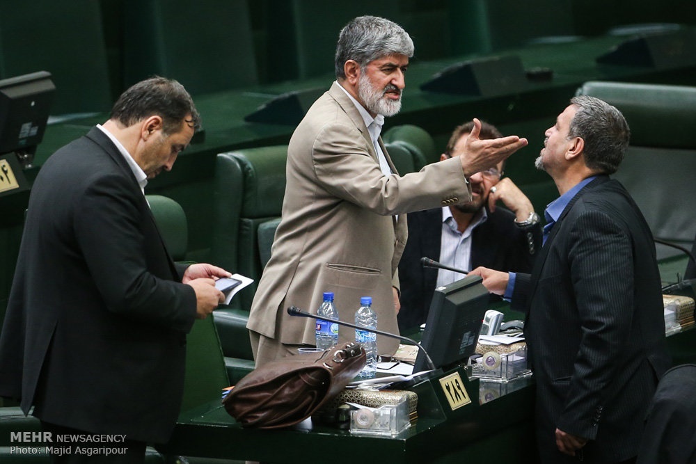 عکسی از ژست جالب علی مطهری در صحن مجلس