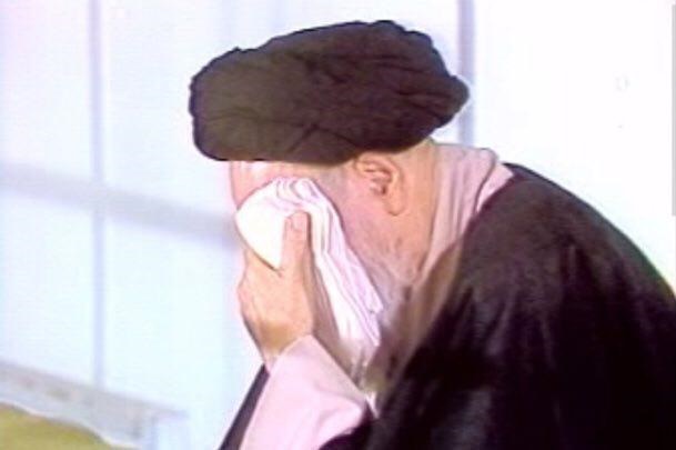 تصویر: عکسی از امام خمینی(ع) در حال سوگواری برای امام حسین(ع)