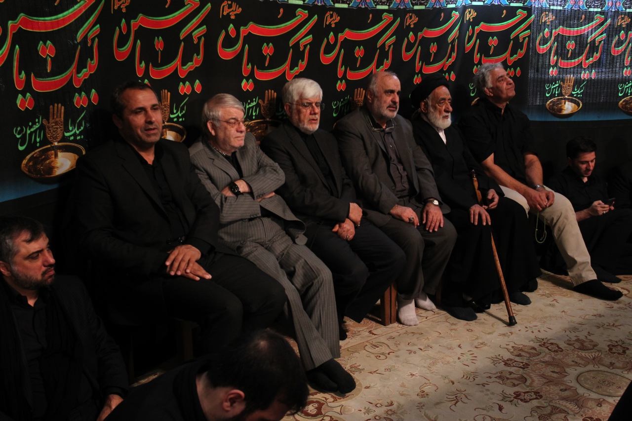 تصویر: رویارویی عارف و علی پروین در یک مراسم عزاداری