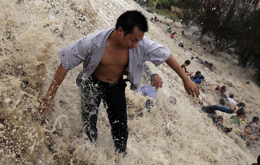 تصاویر : امواج خروشان رودخانه کیانتانگ