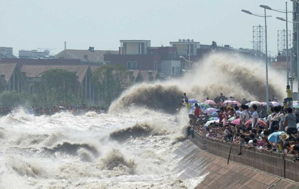 تصاویر : امواج خروشان رودخانه کیانتانگ