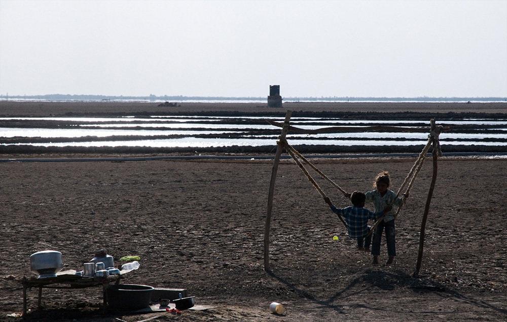 تصاویر : برداشت نمک در آگاریای هند‎