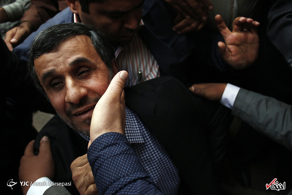 احمدی نژاد طلبکارانه میدان رقابتی را که هرگز بختی در آن نداشت به عنوان اطاعت از سخن رهبری ترک کرد