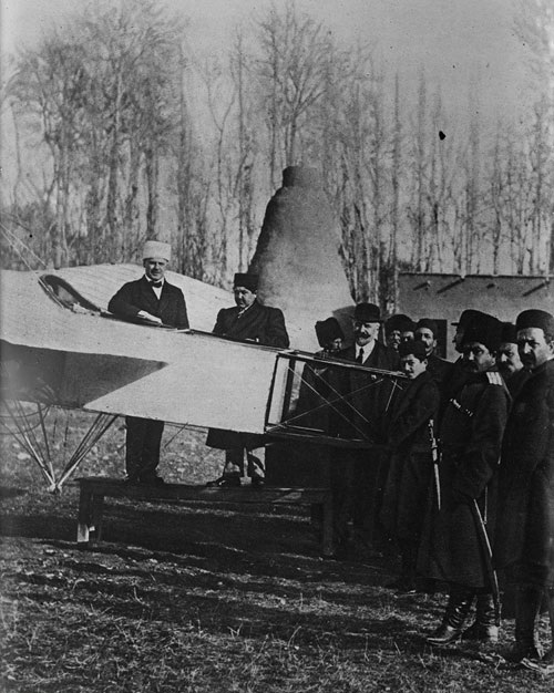 عکس / احمدشاه و اولین هواپیما در ایران