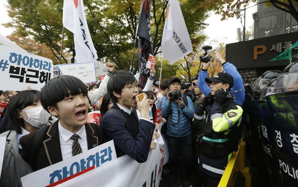 Южнокорейская оппозиция. Южная Корея митинг протеста против президента. Протесты в Южной Корее. Митинги в Южной Корее. Демонстрации в Южной Корее.