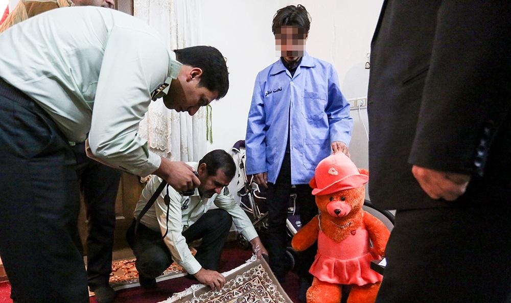 تصاویر : بازسازی صحنه قتل کودک توسط پدر و نامادری