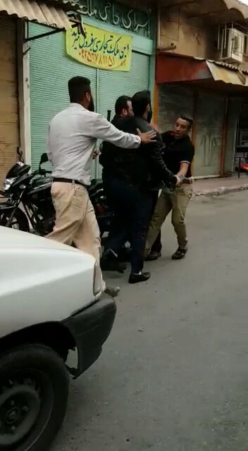 ادعای حمله با شوکر برقی به زن دستفروش اهوازی+عکس