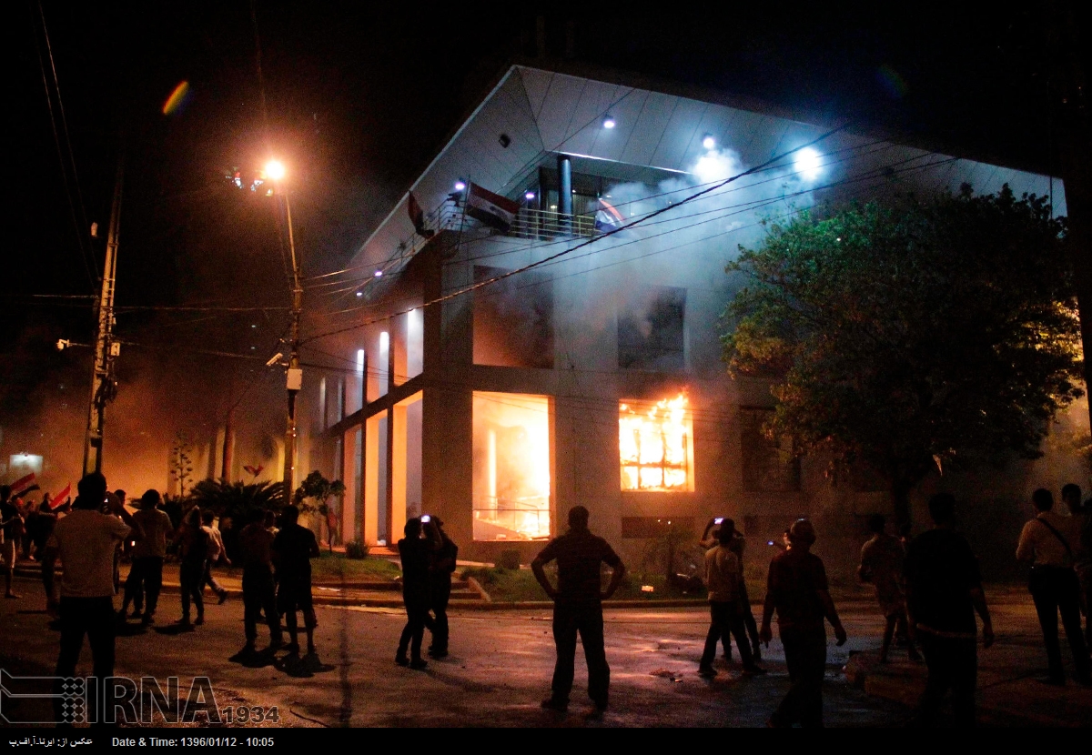 عکس/معترضان خشمگین در پاراگوئه ساختمان مجلس سنا را به آتش کشیدند