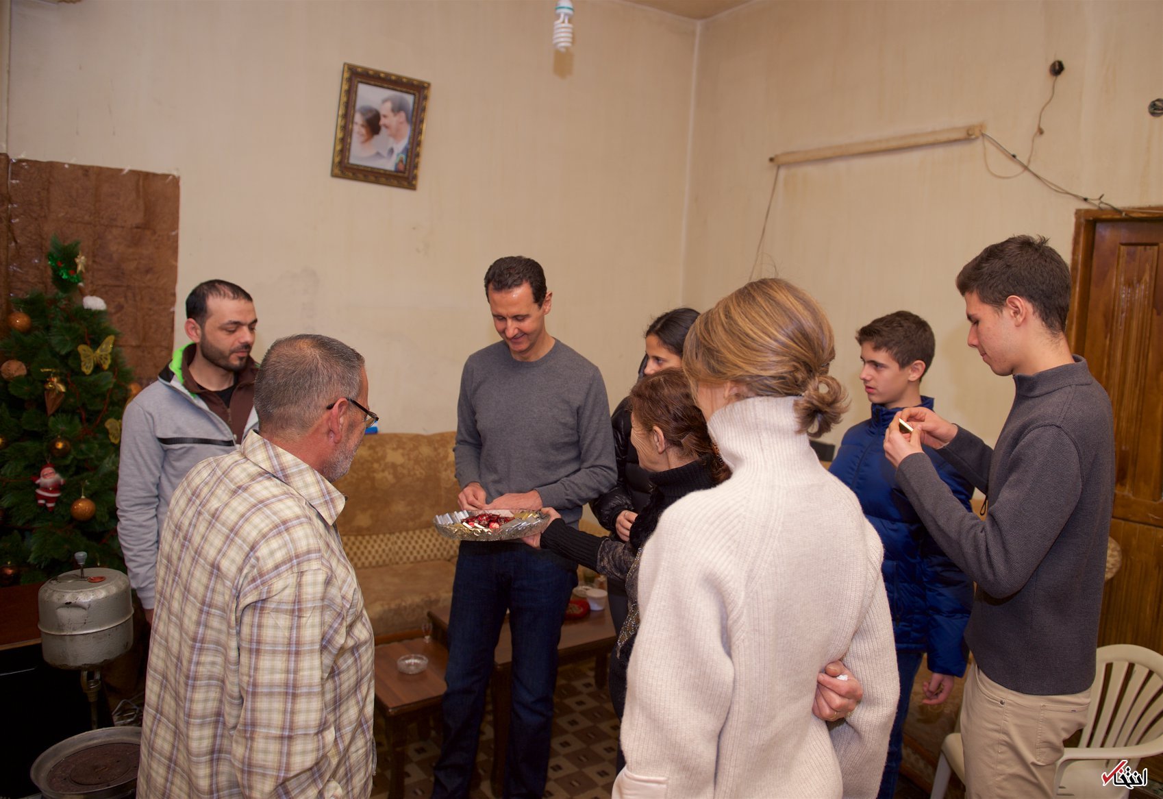 تصاویر : حضور بشار اسد و خانواده‌اش در منزل دو نظامی مسیحی ارتش سوریه