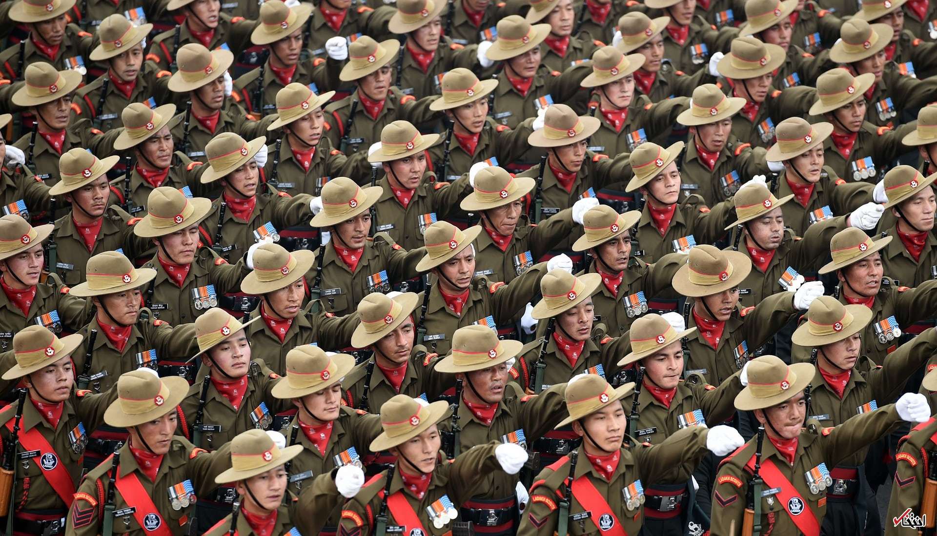 Военный с ребенком. Население берет. Население берет. Девушка в красном берете. Берет женский.