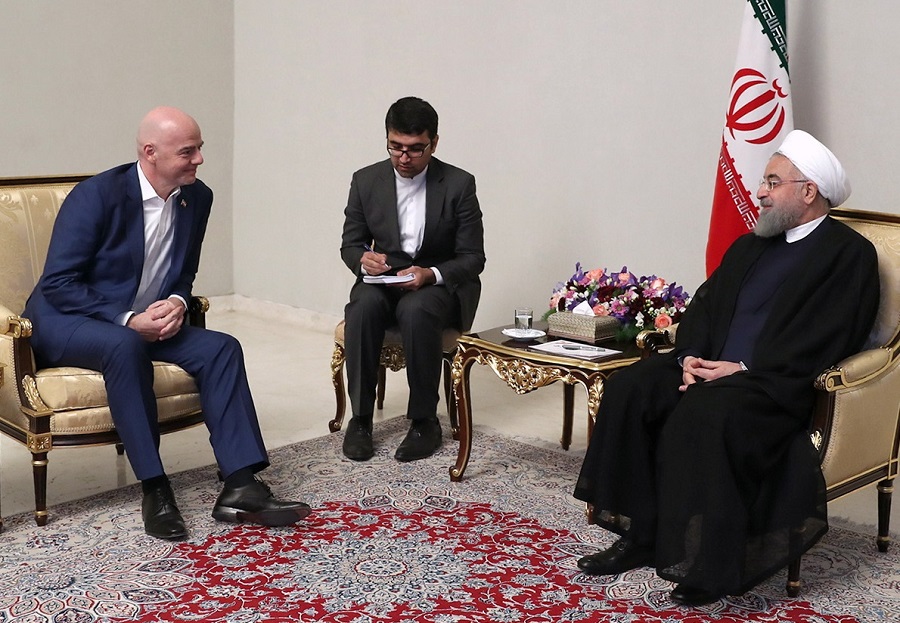 واکنش روحانی به محرومیت تیم‌های ایرانی از بازی خانگی در مسابقه با تیم های عربستانی در دیدار رئیس فیفا