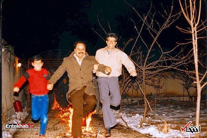 عکس/ محمدرضا و همایون شجریان کنار اکبر عبدی در حال پریدن از روی آتش