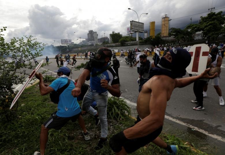 تصاویر : درگیری پلیس و مردم در اعتراضات خیابانی علیه رئیس‌جمهور ونزوئلا
