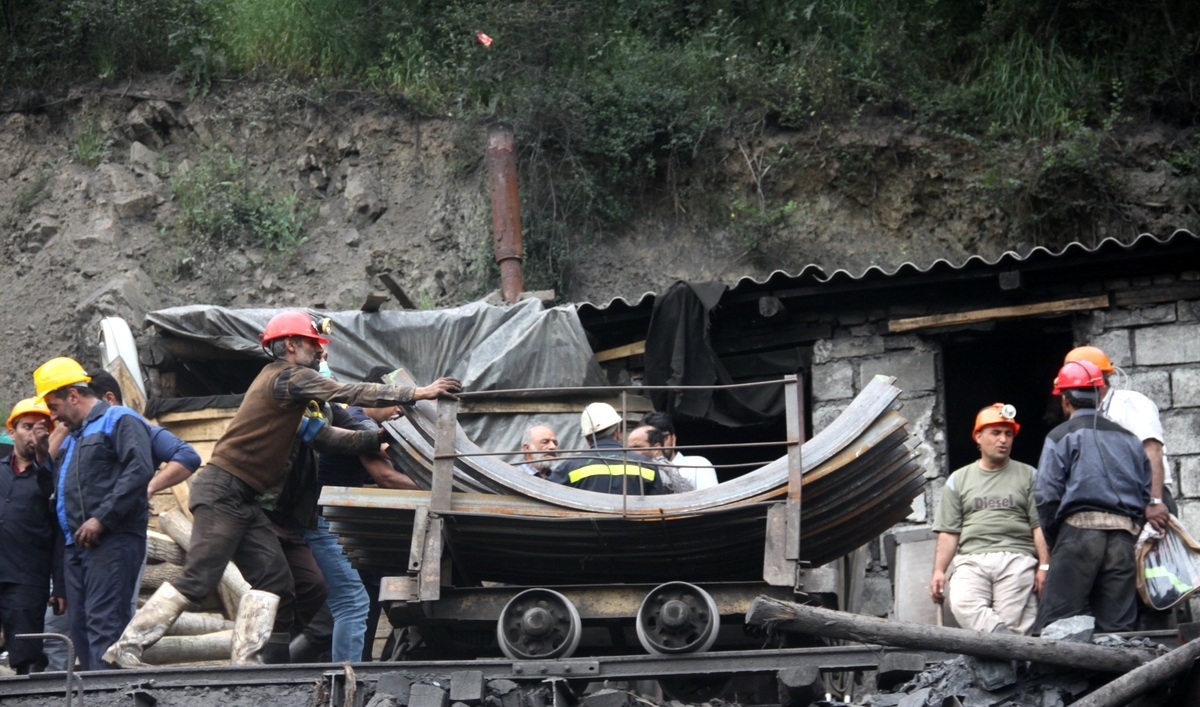 تصاویر : چهارمین روز امدادرسانی به حادثه دیدگان معدن یورت آزادشهر